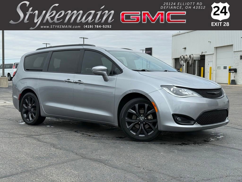 2019 Chrysler Pacifica Limited's photo