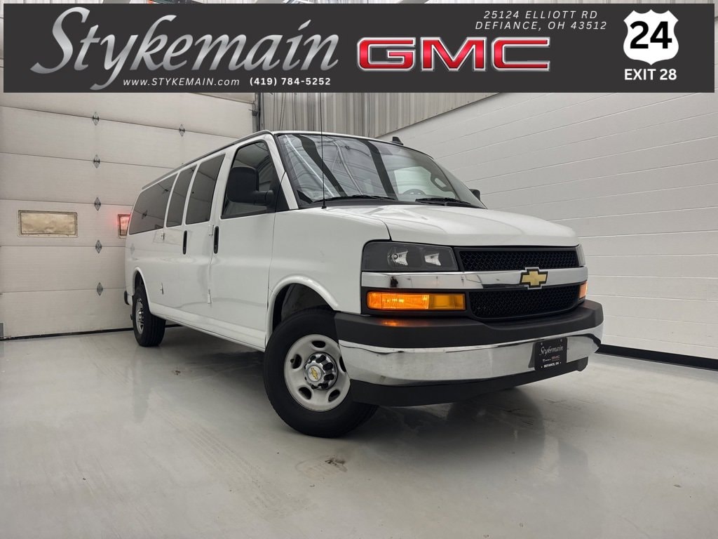 2024 Chevrolet Express Passenger LT's photo