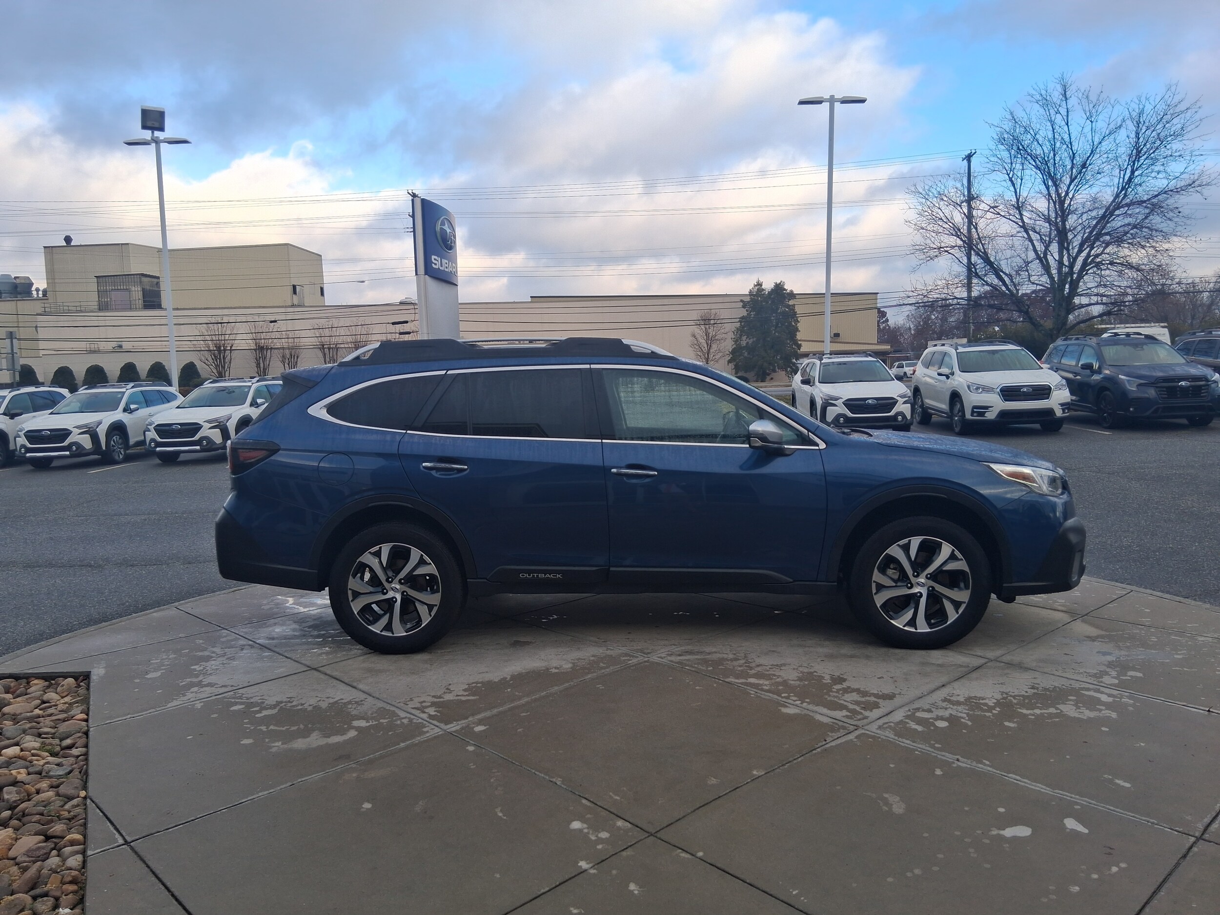 2022 Subaru Outback Touring XT photo 2