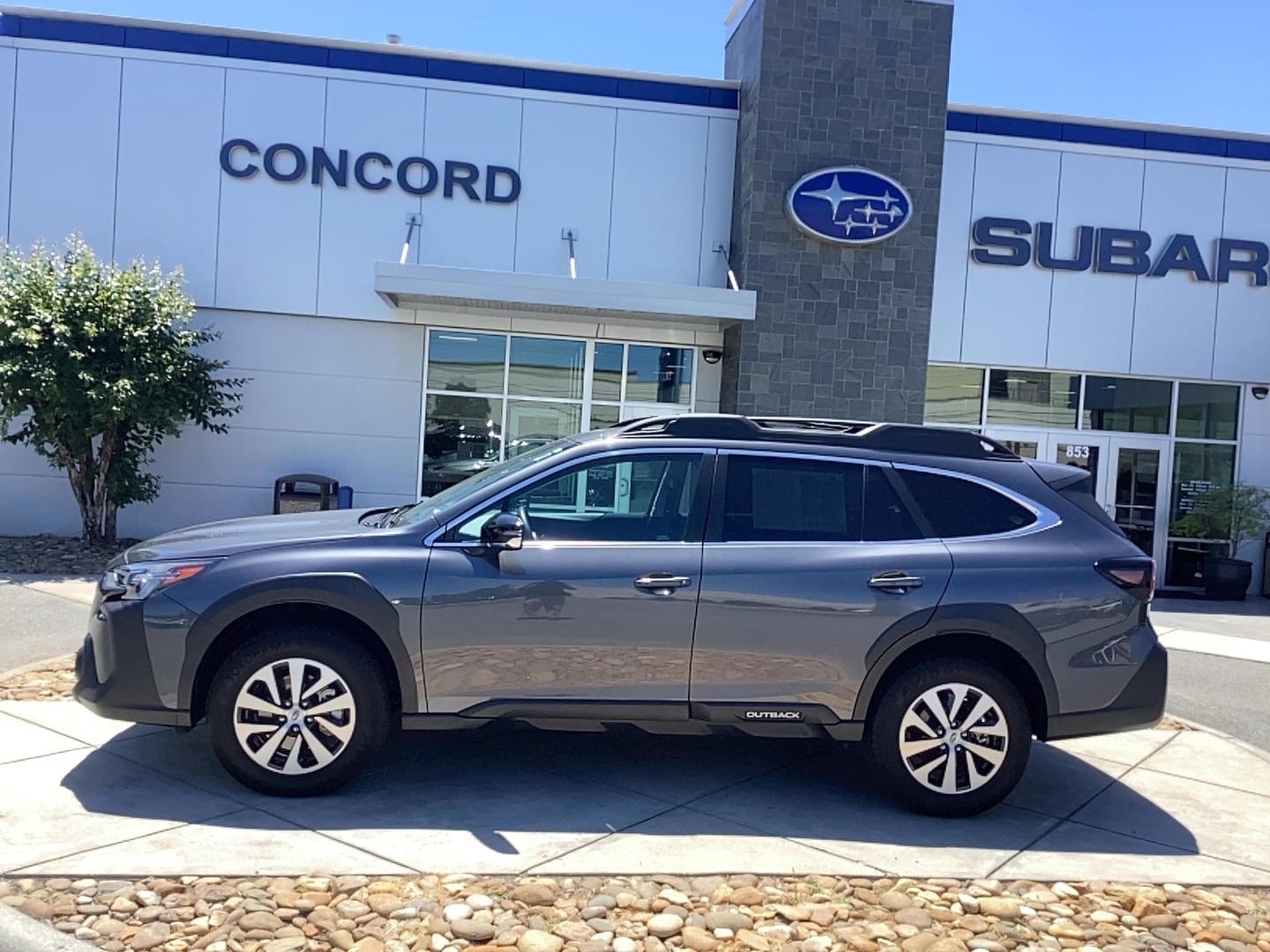 2025 Subaru Outback Premium's photo