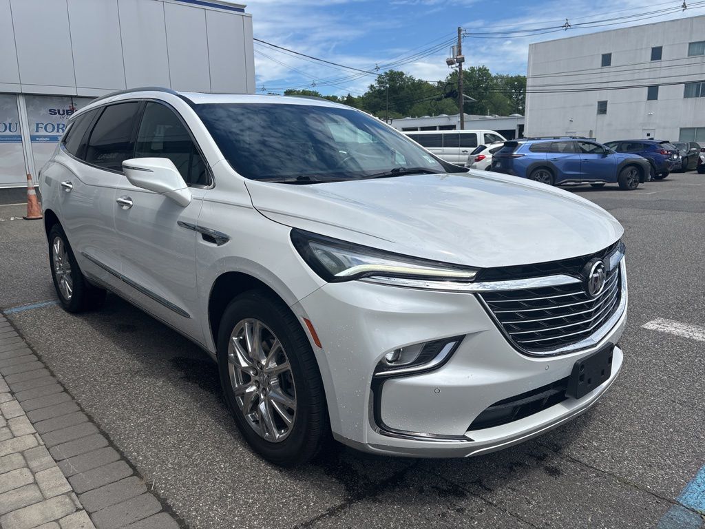 2024 Buick Enclave Essence's photo