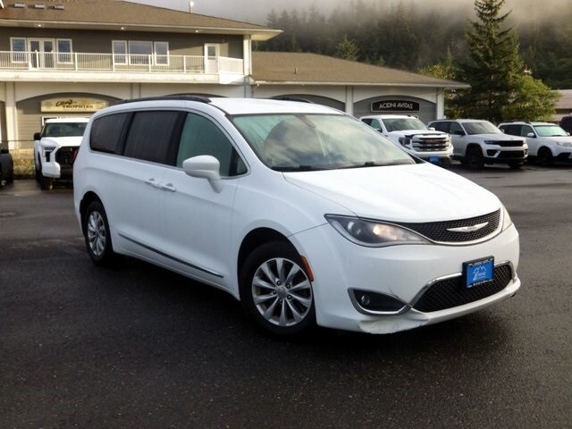 2017 Chrysler Pacifica Touring-L's photo