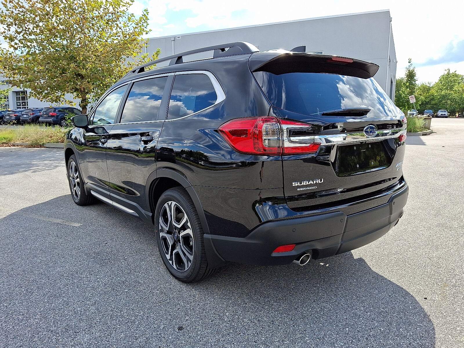 2025 Subaru Ascent Limited photo 2