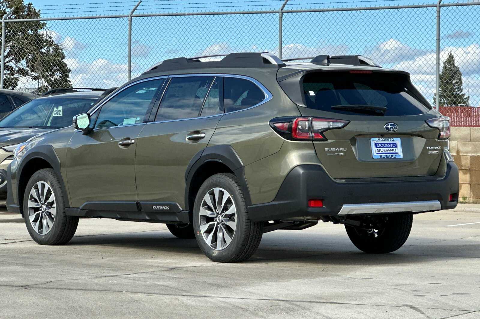 2025 Subaru Outback Touring photo 4