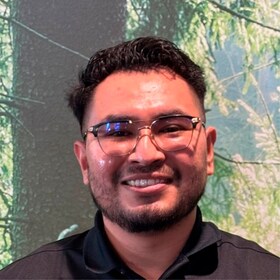 Staff member Eduardo Silviano from ID_31843dcd2dc2