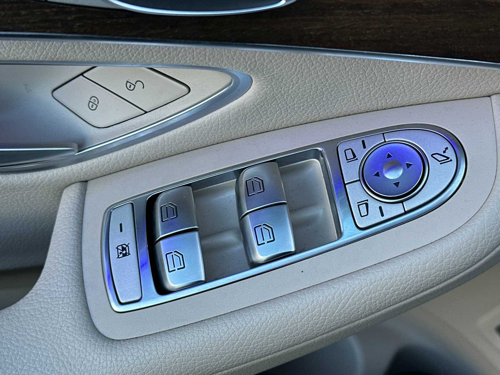 2022 Mercedes-Benz GLC GLC300 - Photo 13