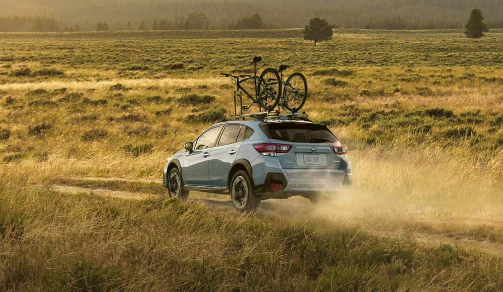 vue latérale arrière d'un Subaru Crosstrek 2023 transportant des vélos sur un sentier