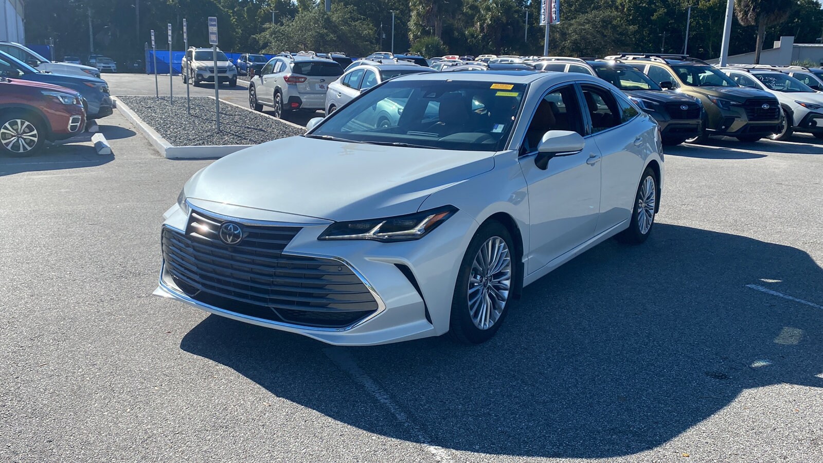 2020 Toyota Avalon Limited Hybrid photo 3