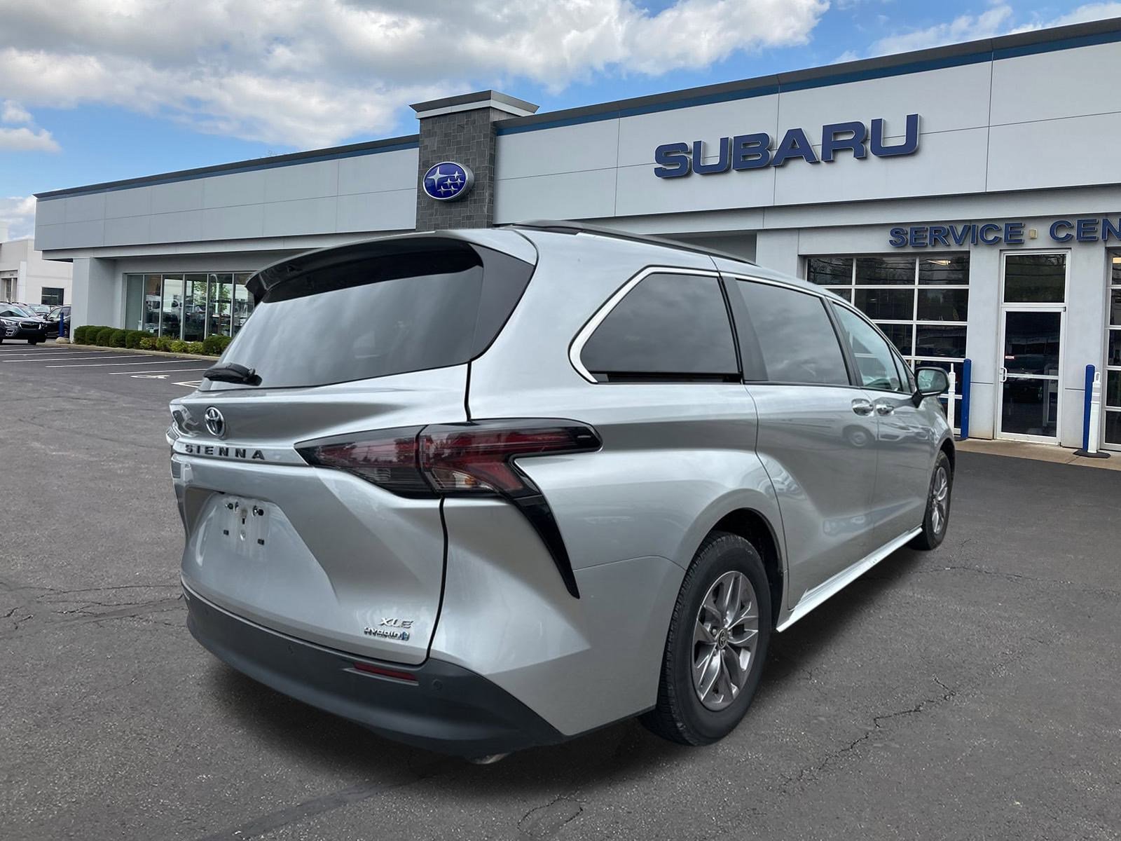 2024 Toyota Sienna XLE photo 3