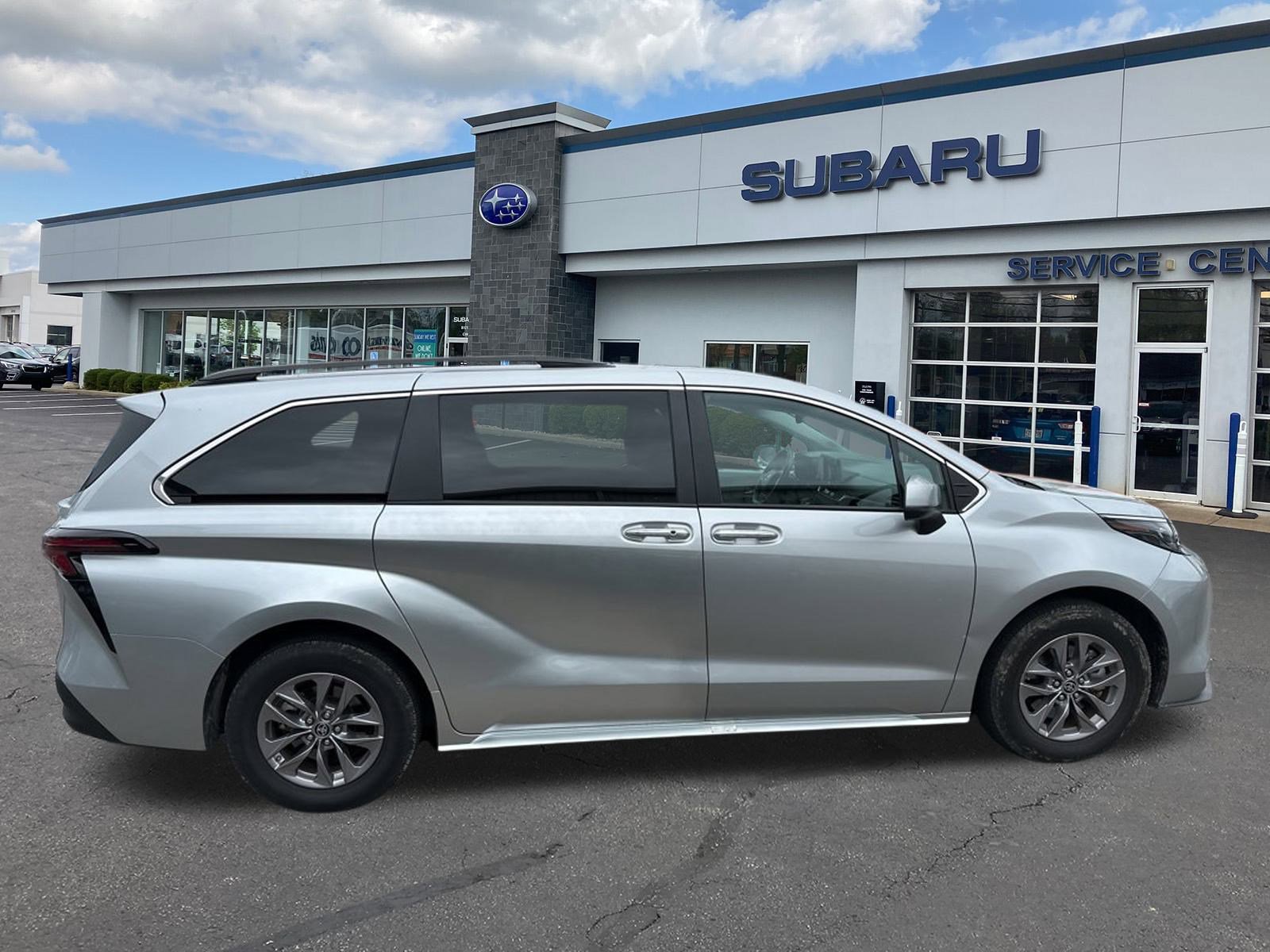 2024 Toyota Sienna XLE photo 2