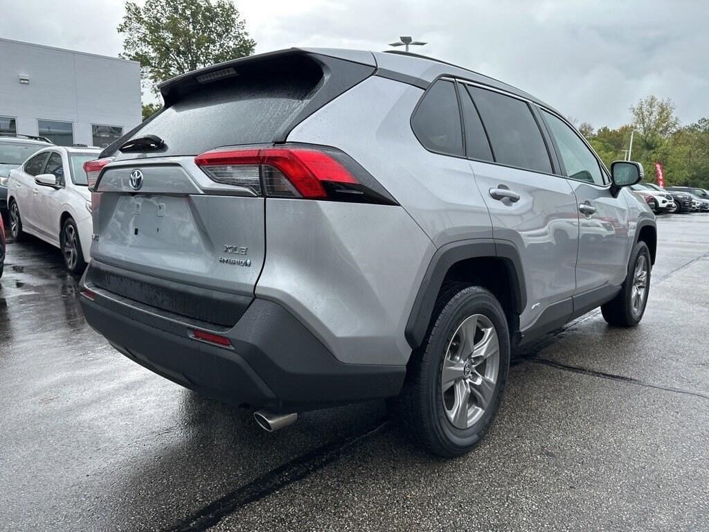2024 Toyota RAV4 Hybrid XLE photo 2