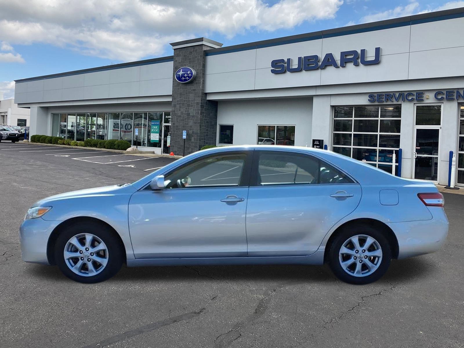 2011 Toyota Camry LE photo 4