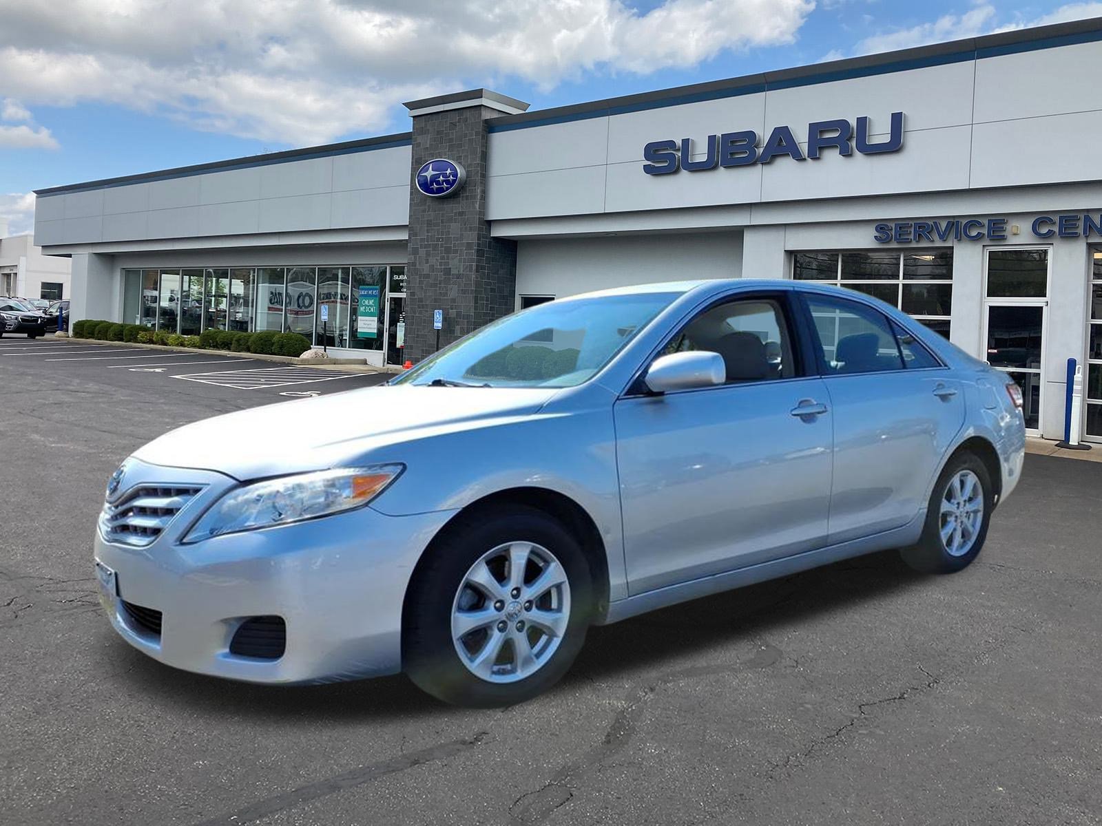 2011 Toyota Camry LE photo 3