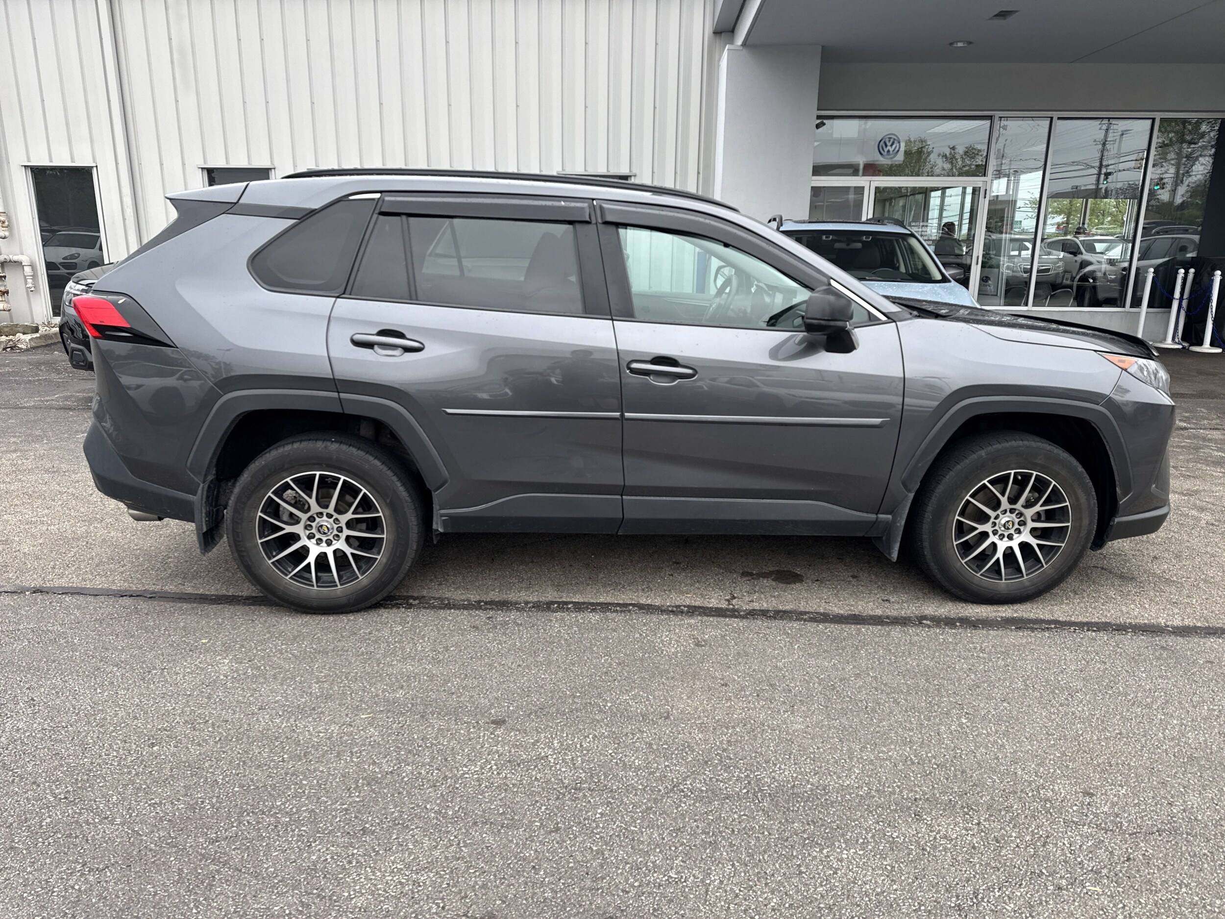 2020 Toyota RAV4 LE photo 2