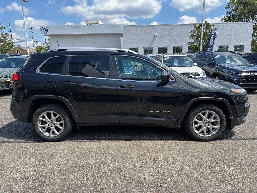 2016 Jeep Cherokee Latitude photo 2