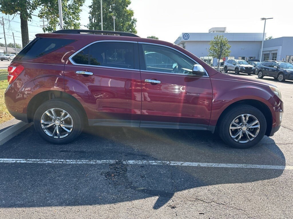 2017 Chevrolet Equinox LT photo 2