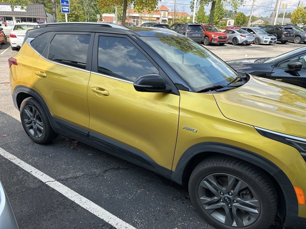 2021 Kia Seltos S photo 2