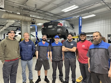 Staff member Service Technicians from ID_039a6f