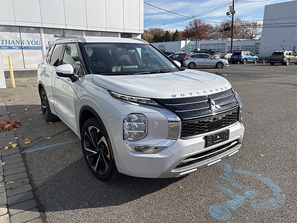 2024 Mitsubishi Outlander SEL photo 2