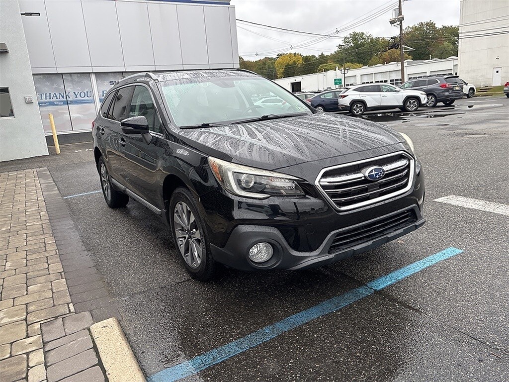 2018 Subaru Outback 3.6R Touring photo 2
