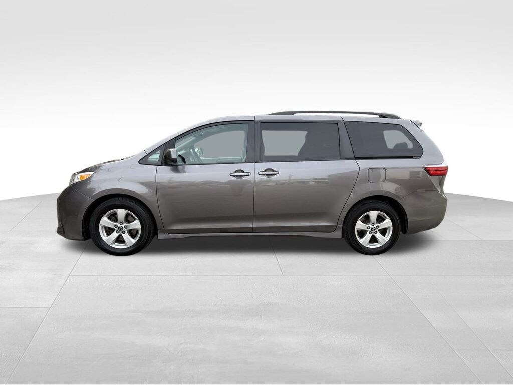 Used 2018 Toyota Sienna LE 8 Passenger Van Passenger Van