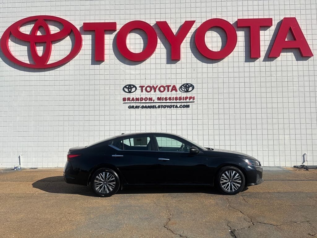 Used 2024 Nissan Altima 2.5 SV Sedan