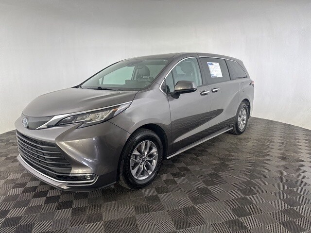 2023 Toyota Sienna XLE photo 3