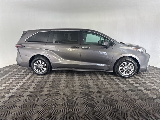 2023 Toyota Sienna XLE photo 4