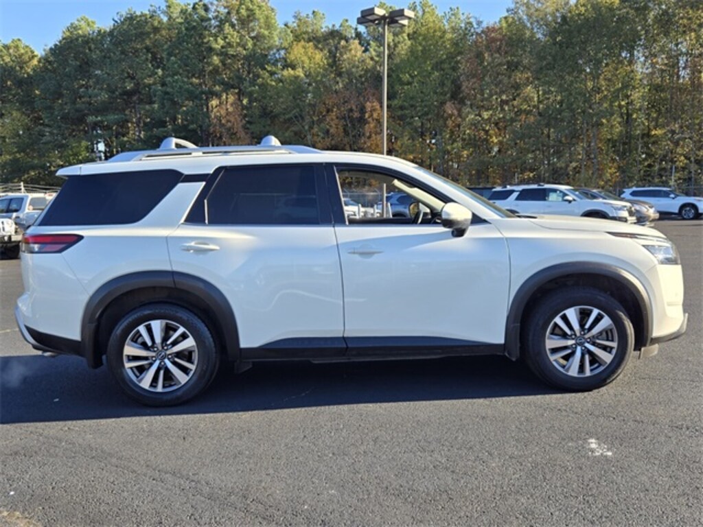 Used 2023 Nissan Pathfinder SL SUV