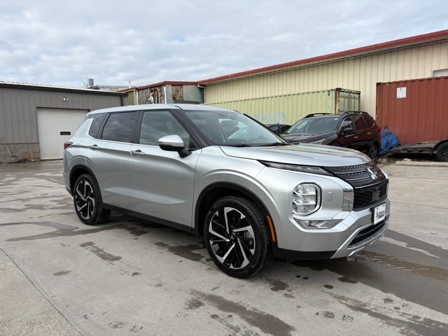 2024 Mitsubishi Outlander SE's photo