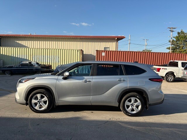 2023 Toyota Highlander L photo 2