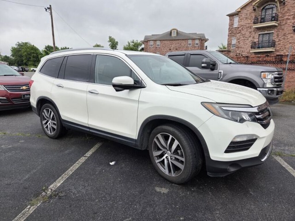 Used 2017 Honda Pilot Touring FWD SUV