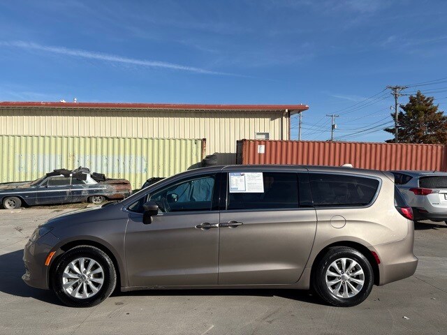 2018 Chrysler Pacifica LX photo 3