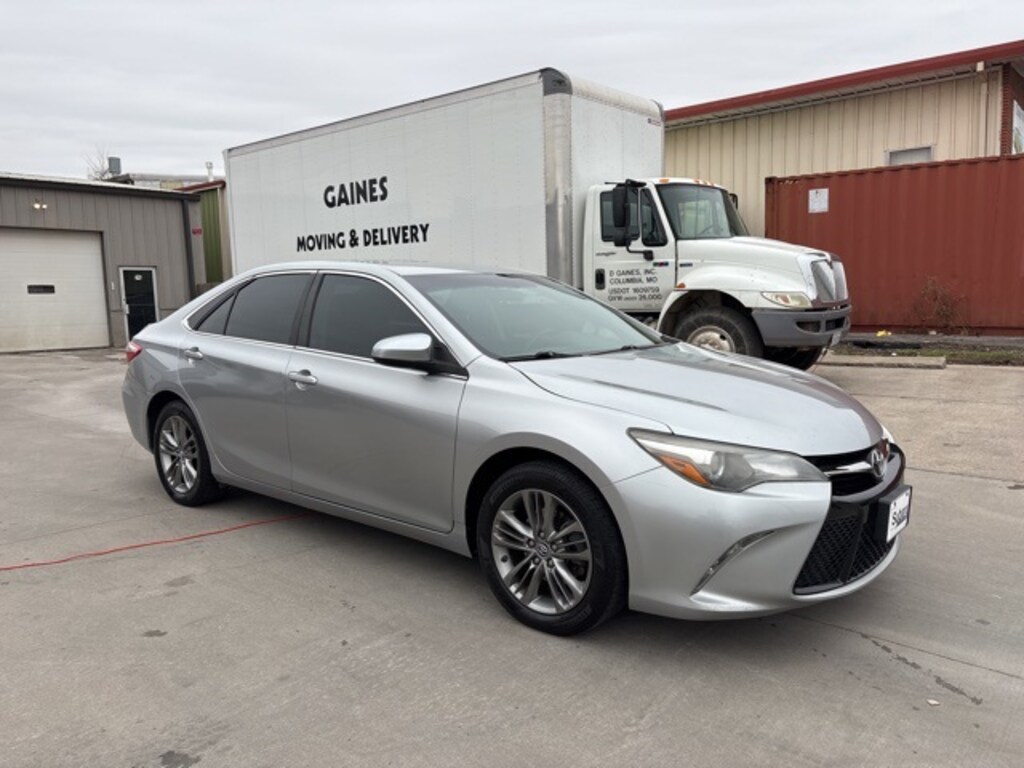 Used 2016 Toyota Camry SE Sedan