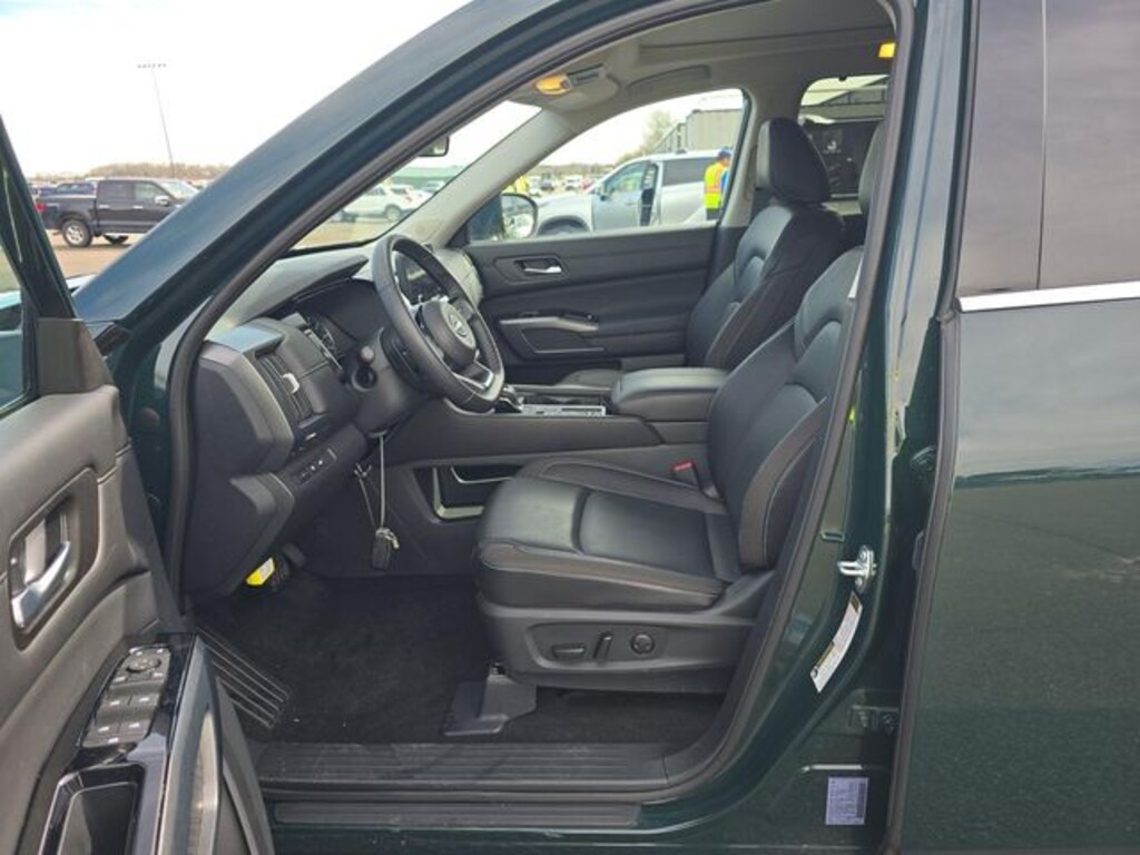 Used 2025 Nissan Pathfinder SL SUV