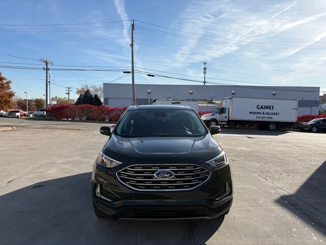 2024 Ford Edge Titanium photo 2