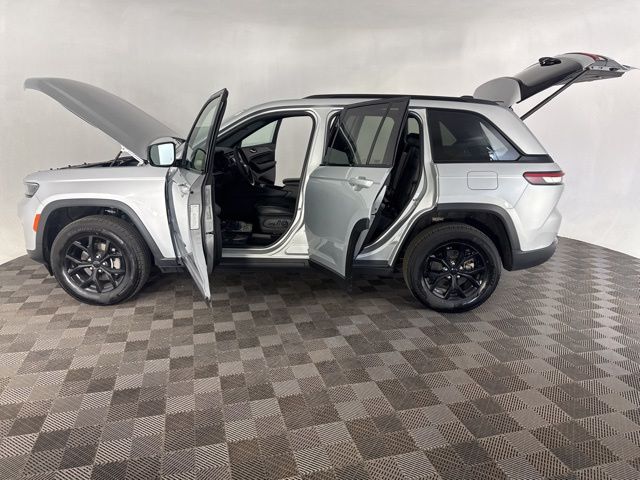2025 Jeep Grand Cherokee Altitude - Photo 12