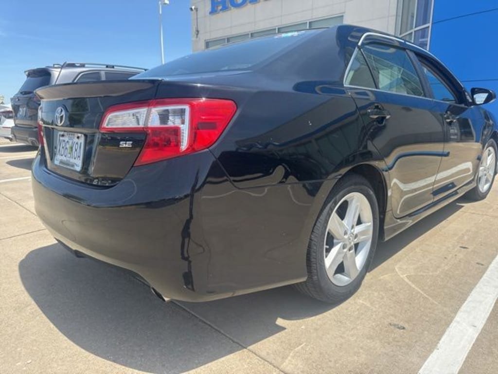 Used 2014 Toyota Camry SE Sedan