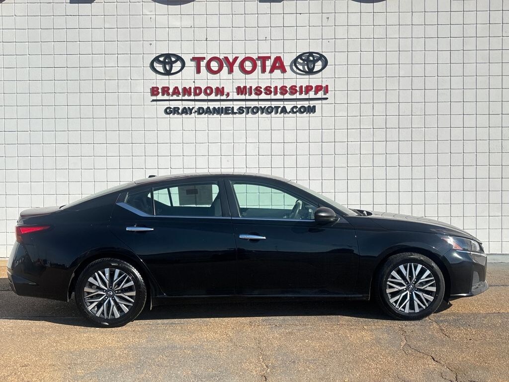 Used 2024 Nissan Altima 2.5 SV Sedan
