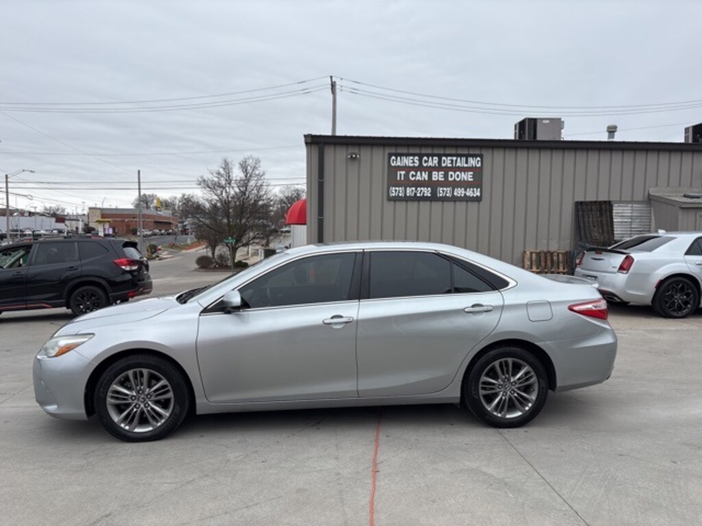 Used 2016 Toyota Camry SE Sedan