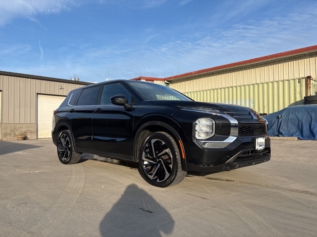 2022 Mitsubishi Outlander ES's photo