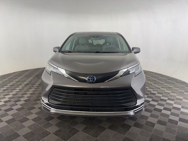 2023 Toyota Sienna XLE photo 2