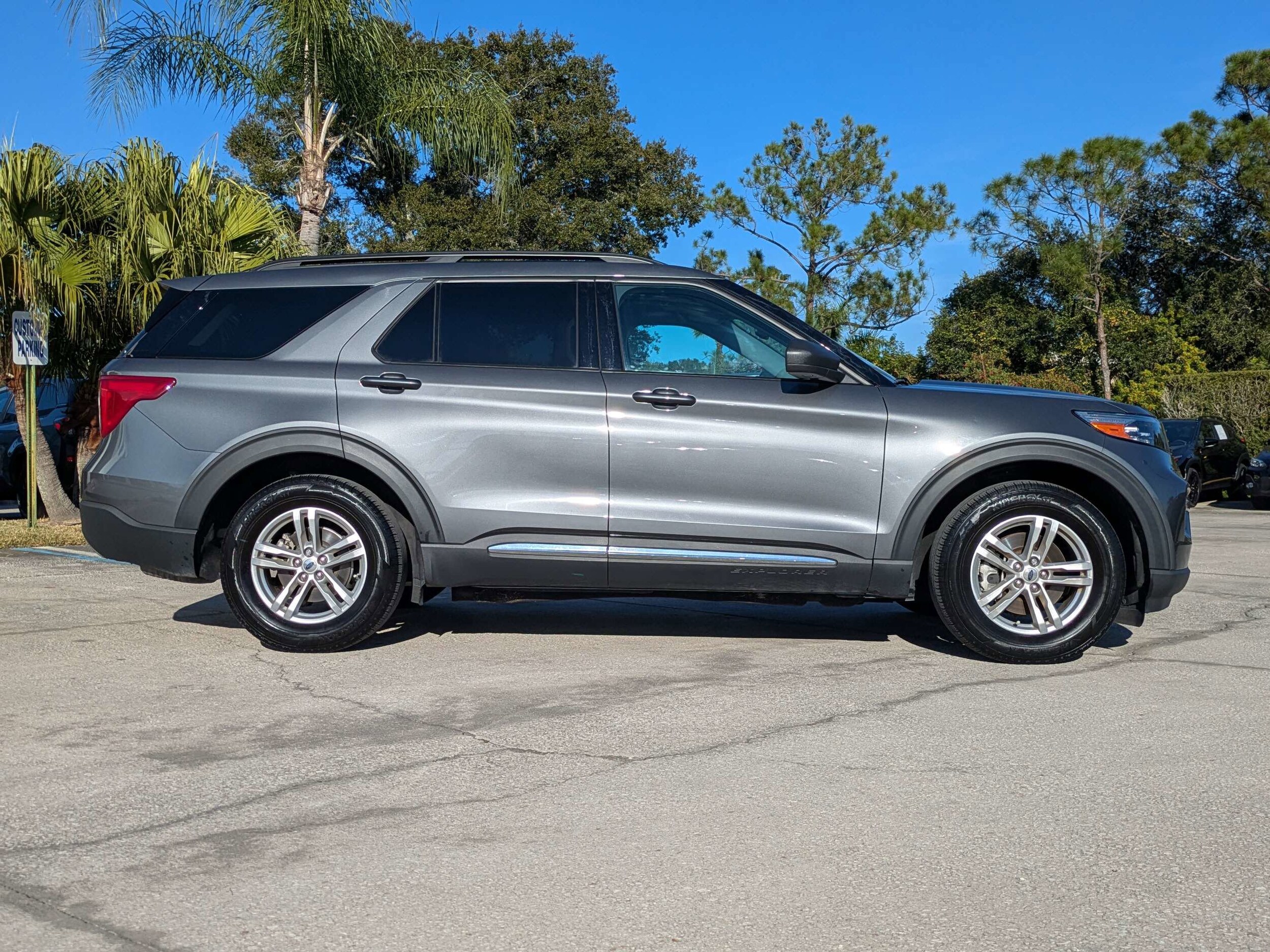 2024 Ford Explorer XLT photo 2