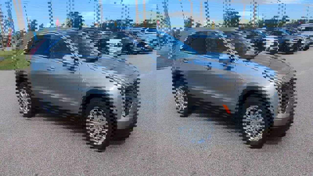 2023 Cadillac XT4 Luxury photo 2
