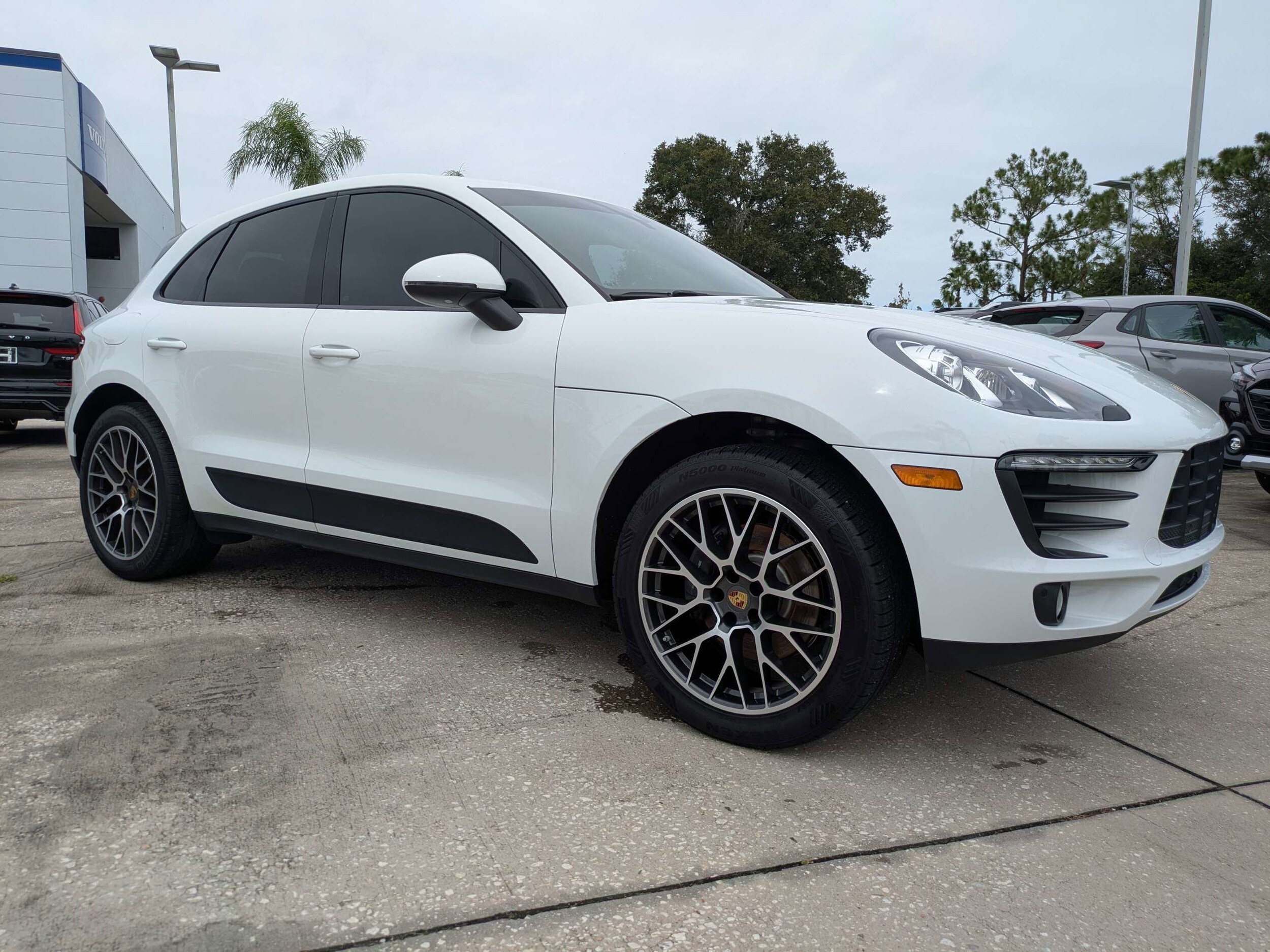 2018 Porsche Macan photo 2