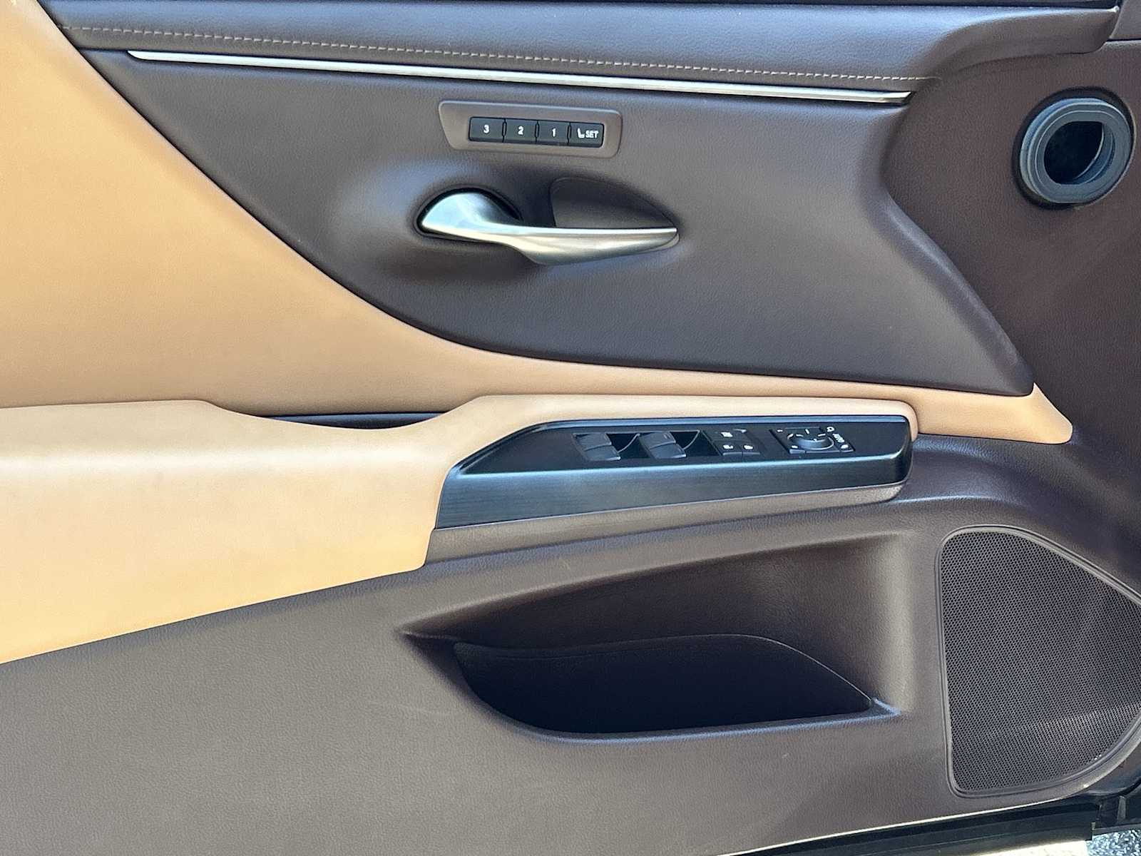 Thumbnail: 2020 Lexus ES - 12