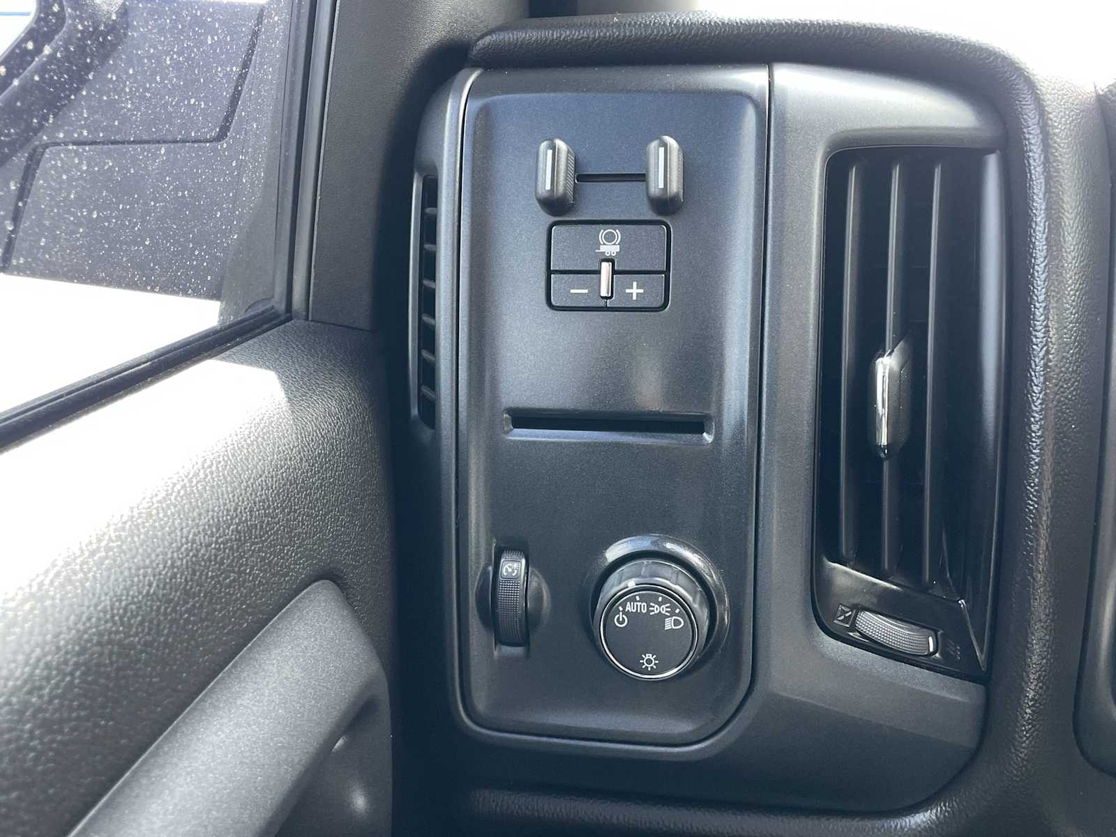 Thumbnail: 2018 Chevrolet Silverado 1500 - 23