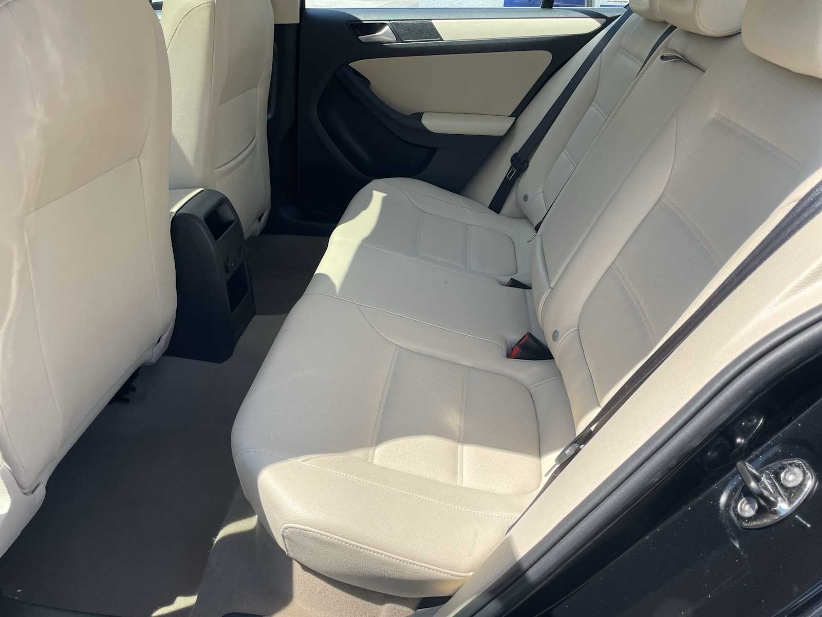 Thumbnail: 2012 Volkswagen Jetta - 9