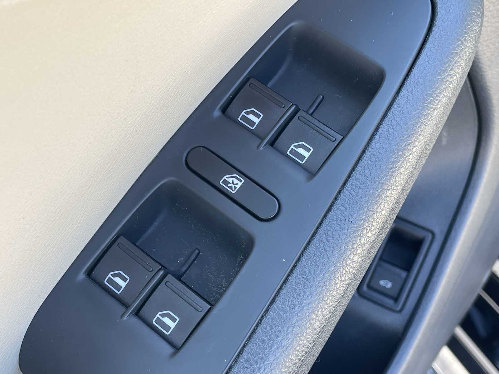 Thumbnail: 2012 Volkswagen Jetta - 13