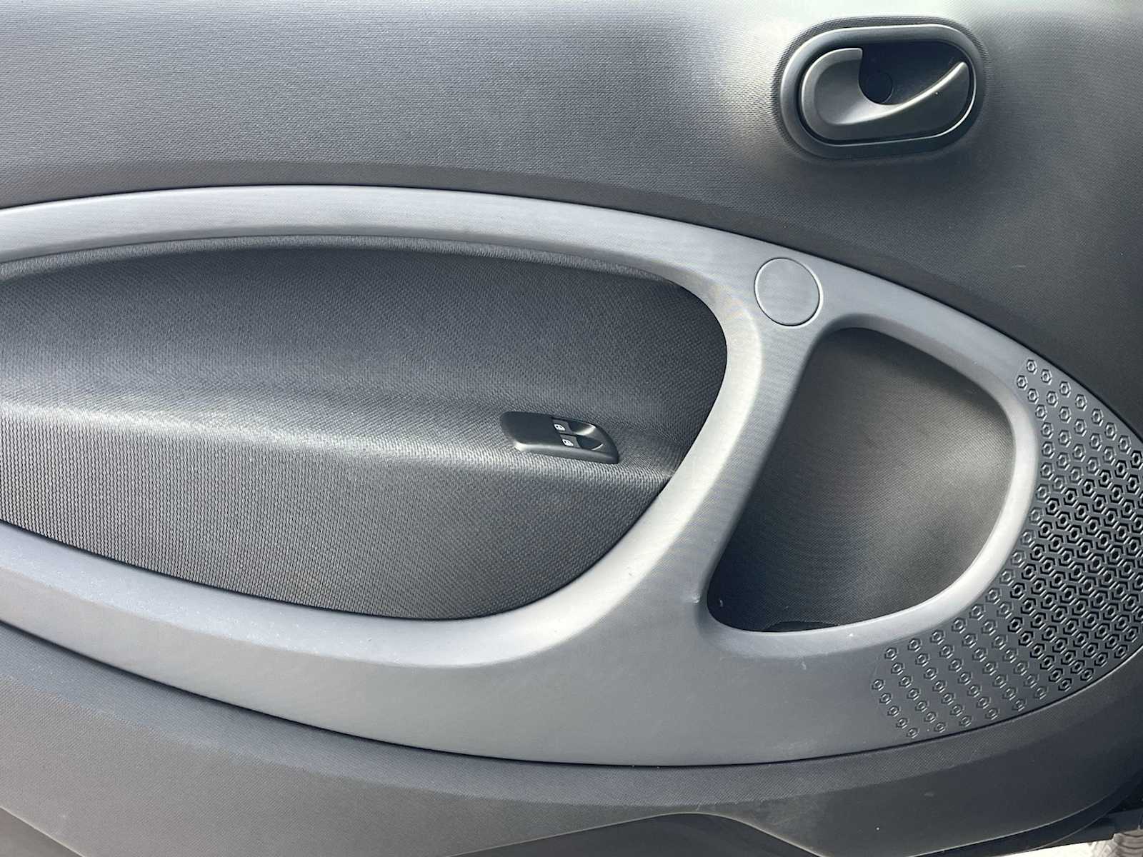 Thumbnail: 2016 smart fortwo - 10